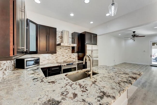 Building Photo - 406 NW 25th Ave