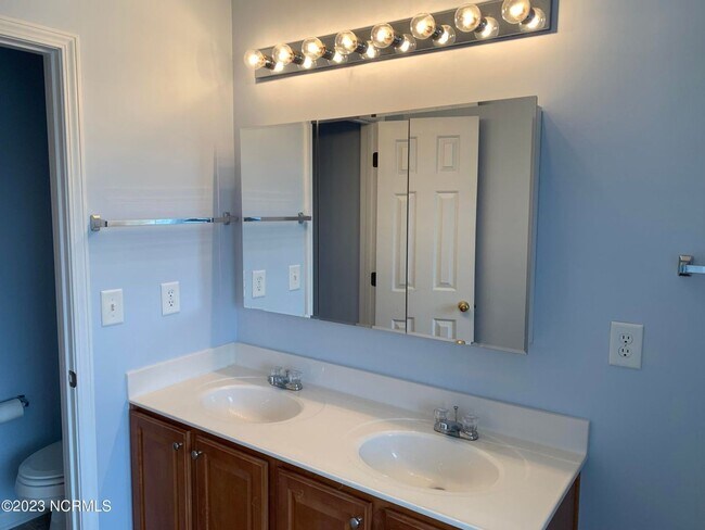 Building Photo - 3 Bed 3.5 Bath Townehome