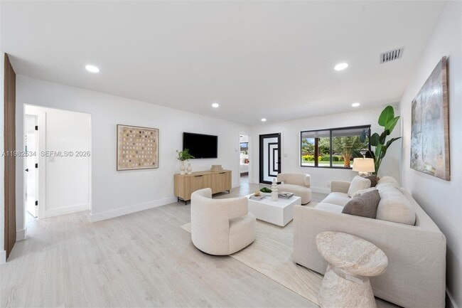 Building Photo - 1305 N 31st Rd