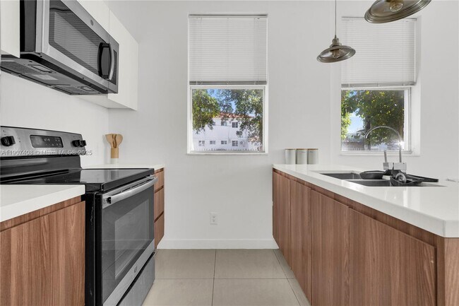 Primary Photo - 924 Marseille Dr