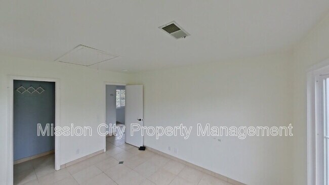 Building Photo - 432 Via Rosa