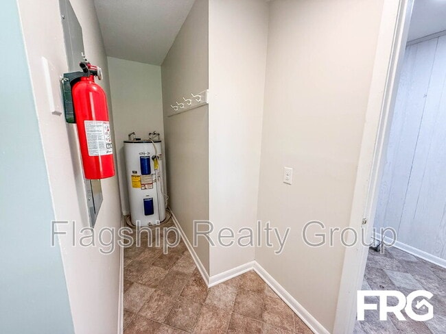 Building Photo - 910 Holloman St