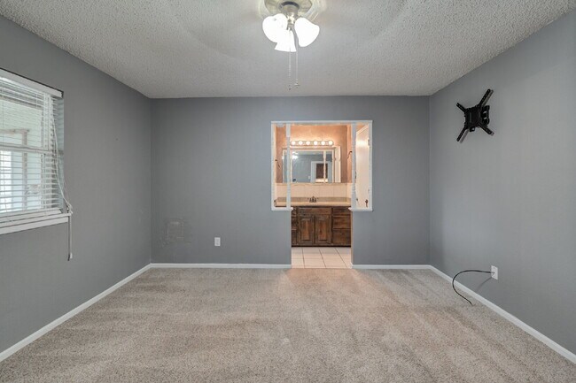 Building Photo - Spacious 3 bed 2 bath with Large Bonus Room!!