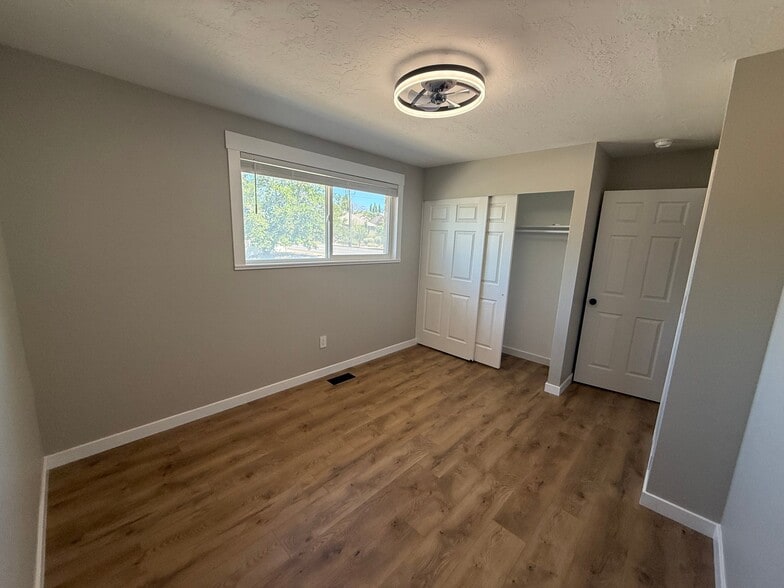 Building Photo - 992 Sunburn Lane 11575 S
