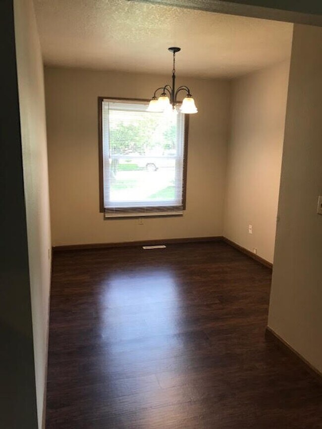 Building Photo - d4138mir