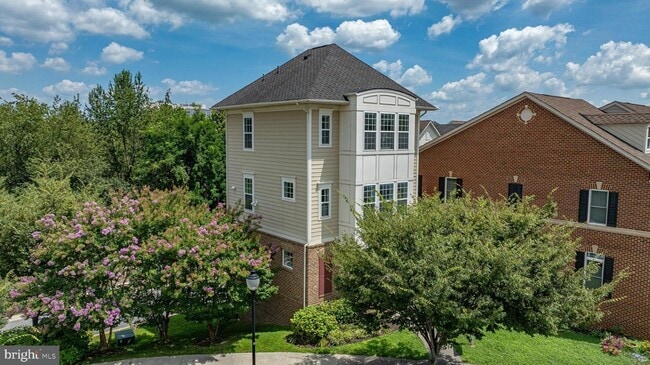Building Photo - 304 Parkview Ave