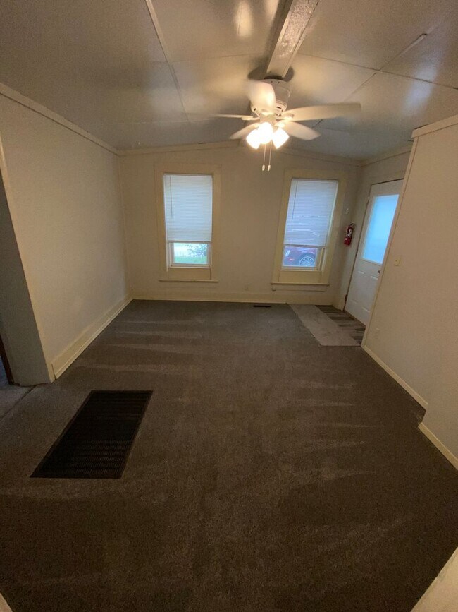 Building Photo - Main Level 2 Bedroom 1 Bath