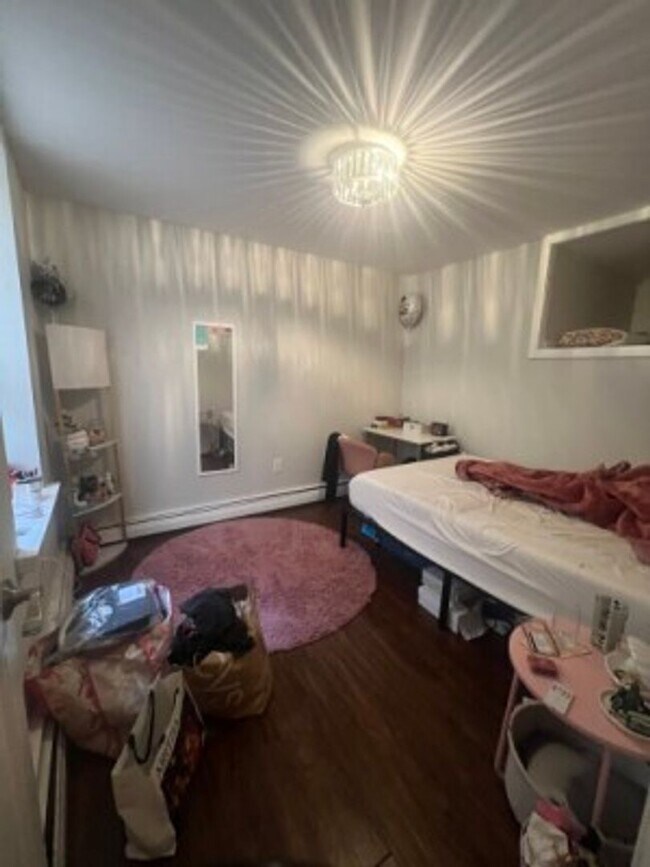 Building Photo - North End - 3 bedroom apartment (bi-level)...