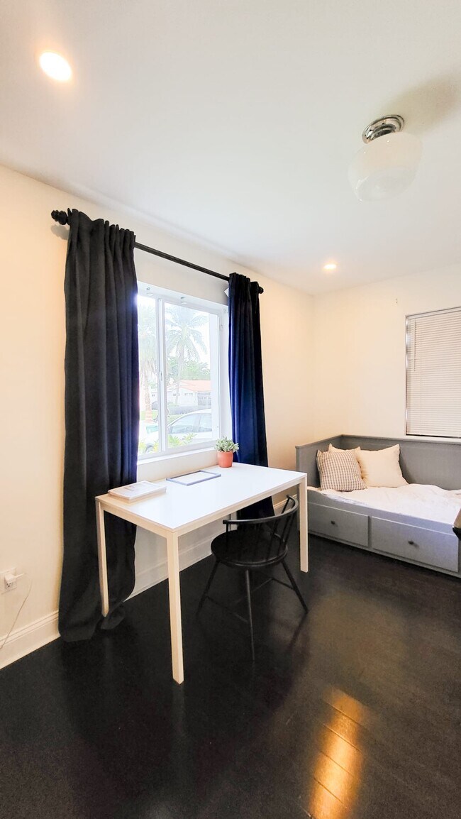 Building Photo - 4000 NW 4th Terrace