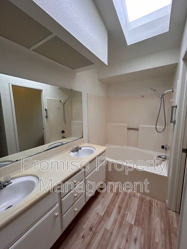 Building Photo - 885 Pinewood Dr