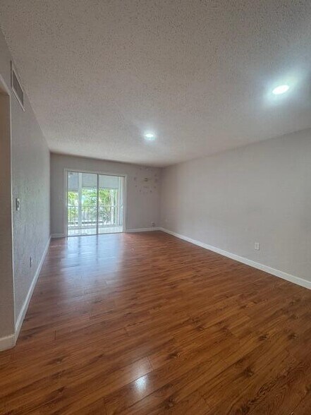 Building Photo - 6080 Forest Hill Blvd