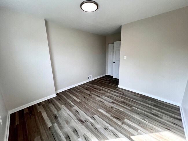 Building Photo - JUST Renovated! - 3 Bedroom 1 Bathroom - C...