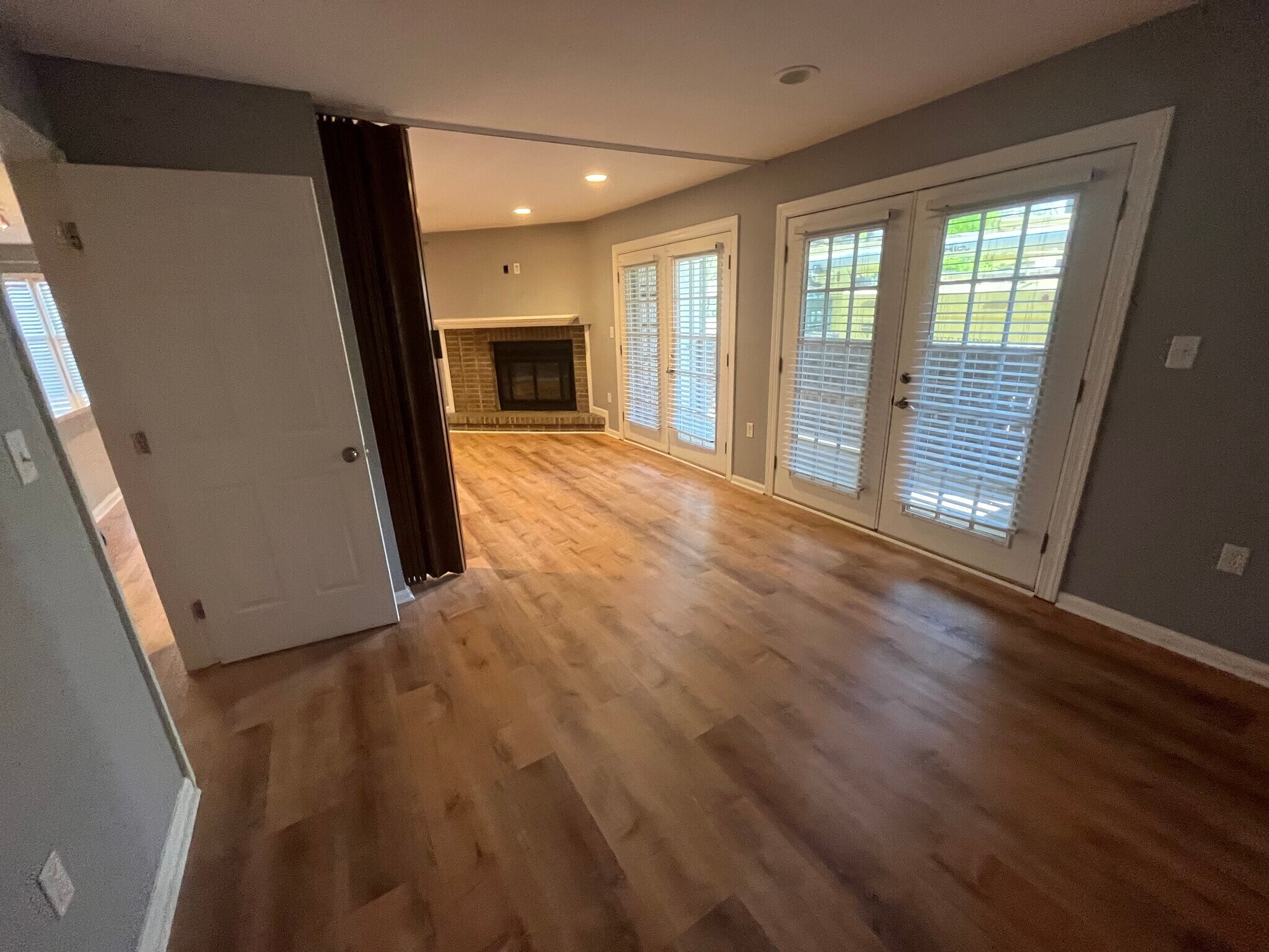 Building Photo - 417 W 8th St