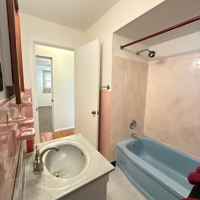 Building Photo - 3 Bedroom 2 BathHome