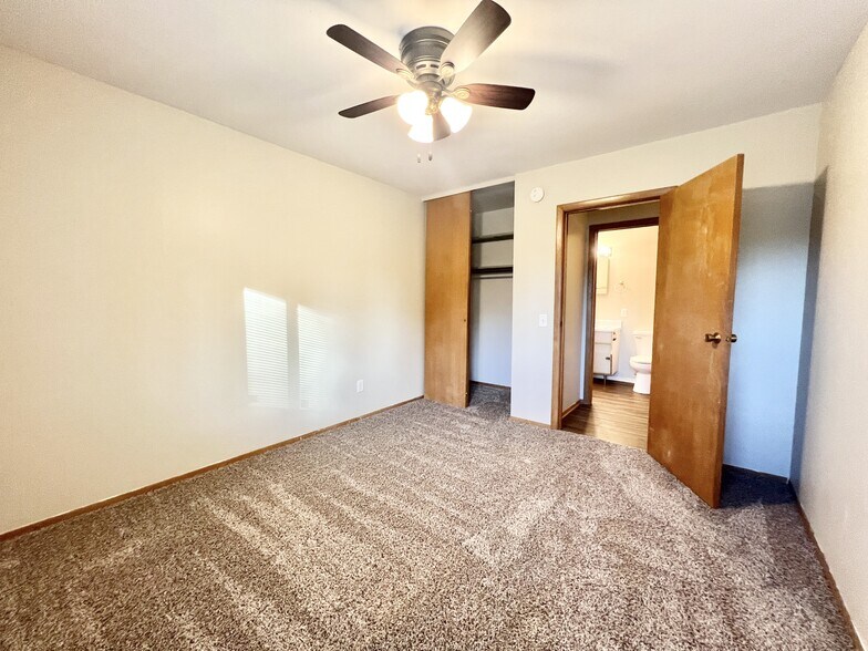 Building Photo - 821 George St