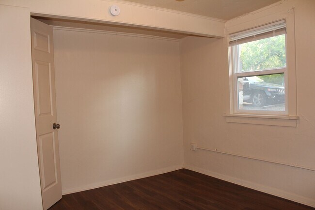 Building Photo - Recently renovated | Bay window | Walkable | Washer/Dryer combo in unit