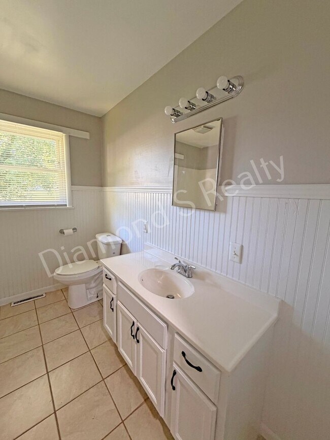 Building Photo - MOVE IN SPECIAL!  Spacious 3 Bed, 2 Bath Home with Large Yard Available!