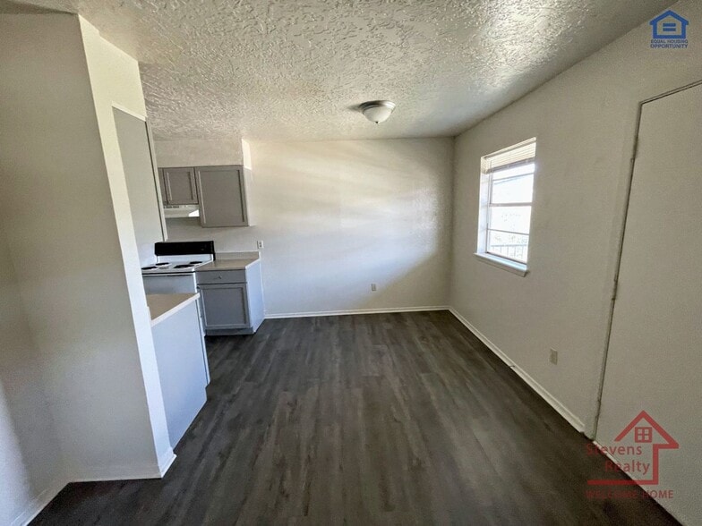 Building Photo - 1502 NW Kingsbury Ave