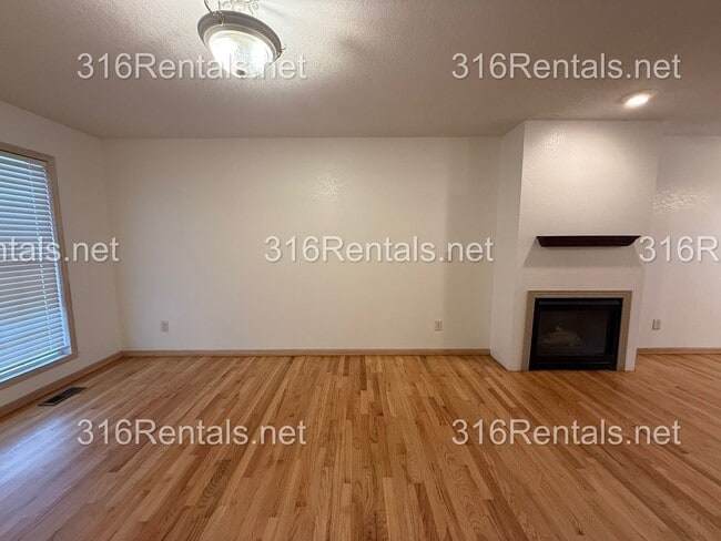 Building Photo - $1,595 - 3 bed 2 bath - Beautiful Remodeled Duplex Home Available Now!