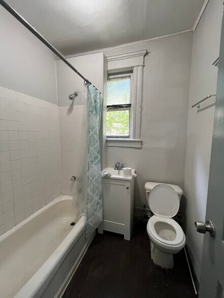 Building Photo - 147 Bostwick Ave