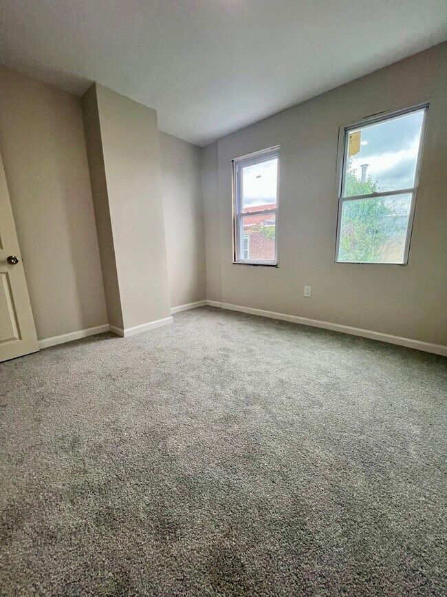 Building Photo - Newly Renovated 3-Bedroom Townhome! Available NOW!