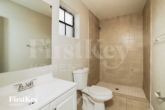 Building Photo - 1000 NE 211th Terrace