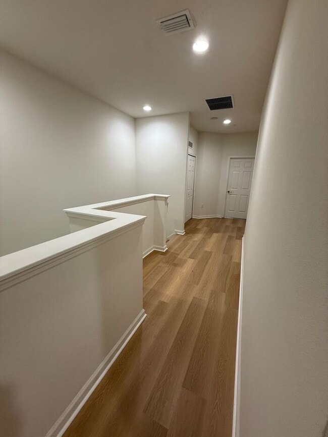 Building Photo - 4/2 Orlando Townhome