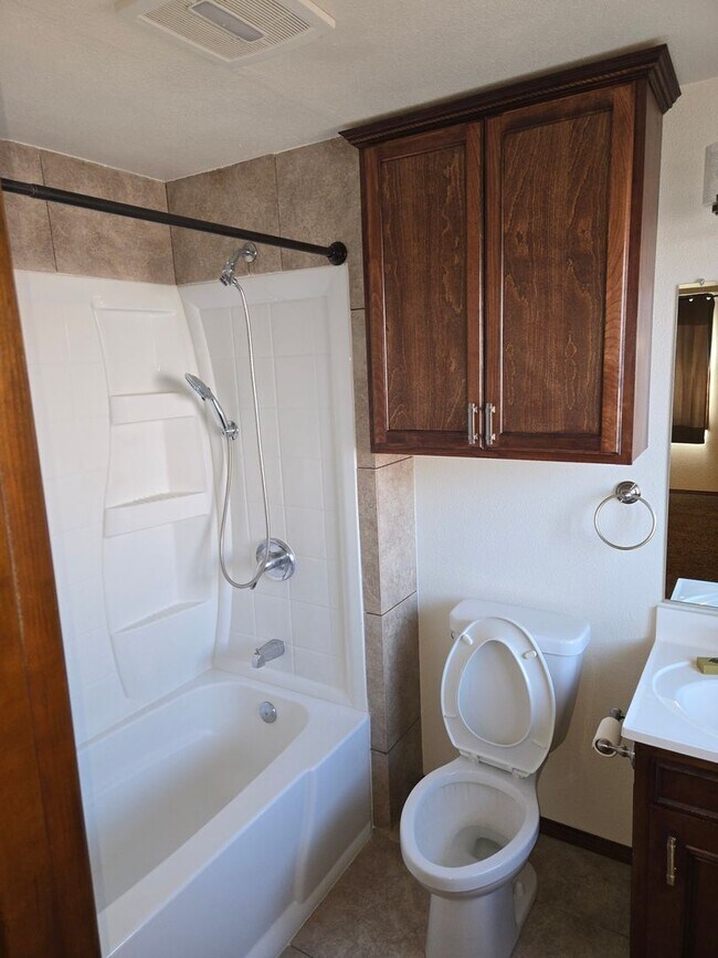 Building Photo - Beautiful Hermiston Home offers a perfect balance of comfort and convenience