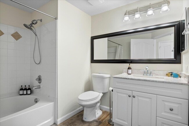 Building Photo - 5203 Myrtlewood Cir E