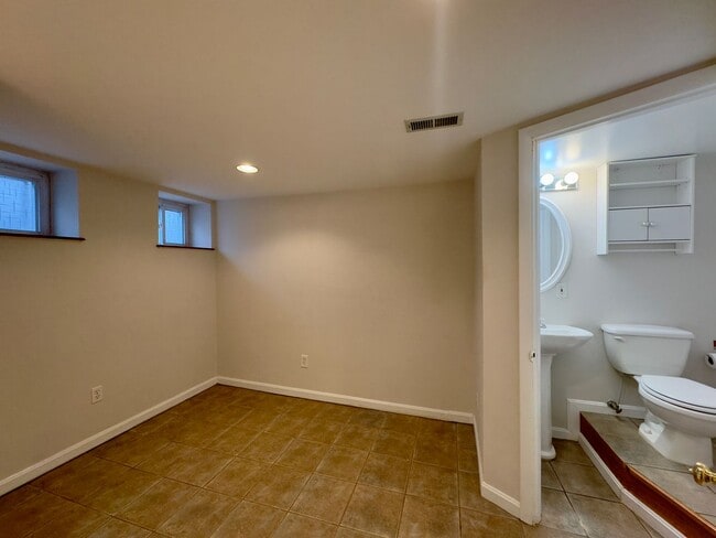 Building Photo - Charming 2 Bedroom/2.5 Bathroom in South Baltimore, MD!