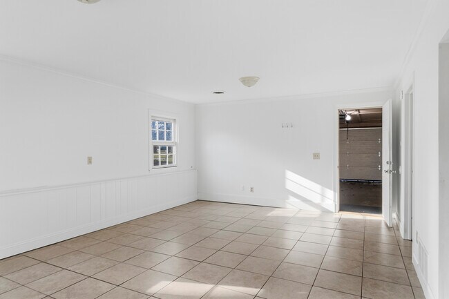 Building Photo - 1903 Sumac Dr