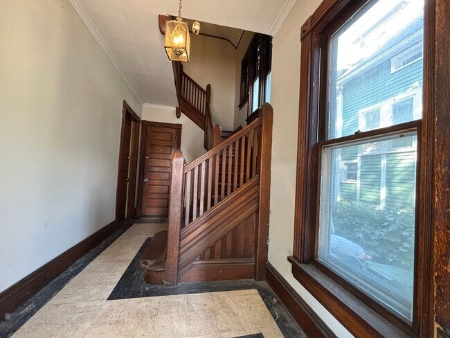 Building Photo - 626 University Ave