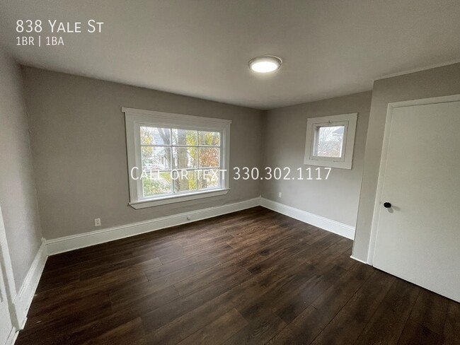 Building Photo - One bedroom one bathroom second level apar...