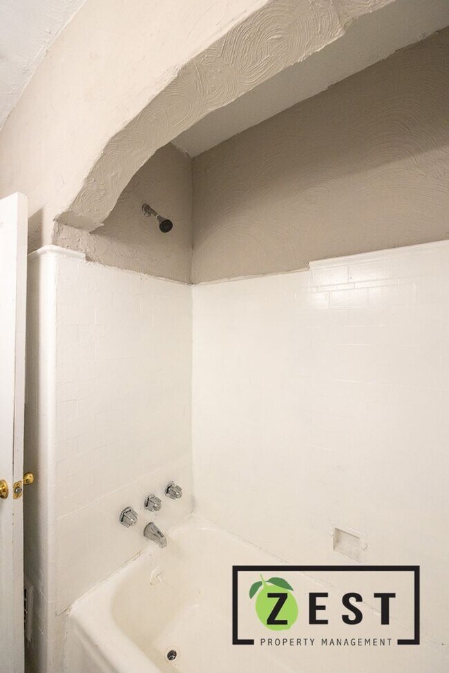 Building Photo - 3209-3211 Pasadena St