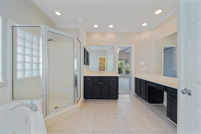 Building Photo - 1515 Hyde Park Blvd