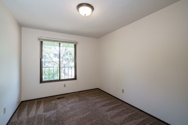 Building Photo - GREAT LOCATION!!! Single Level 3 bedroom 2...