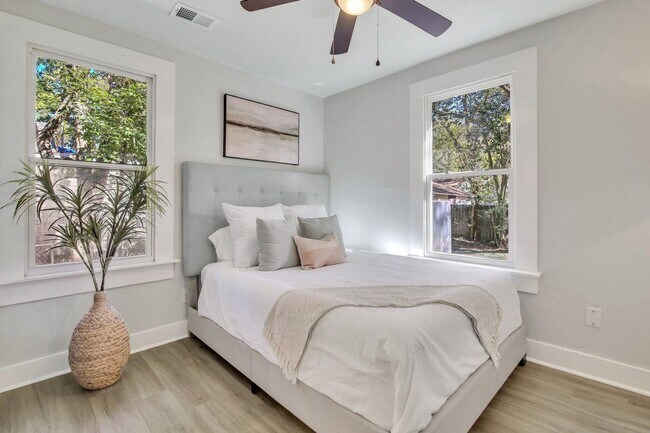 Building Photo - Beautifully renovated 3 bedroom, 2 bathroom home in the heart of North Charleston