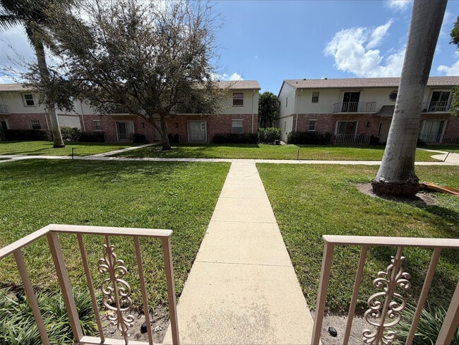 Building Photo - 2017 S Seacrest Blvd