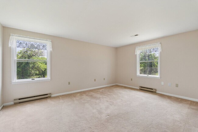 Building Photo - Charming One-Level Home Nestled Among Matu...