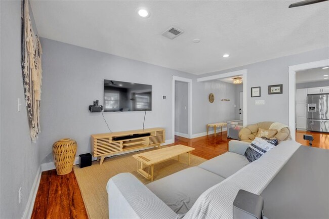 Building Photo - 1081 Lake Weldona Dr