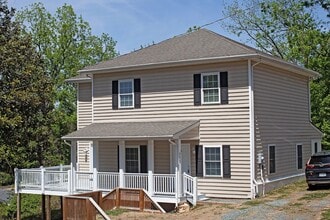 Building Photo - Charming Move-in Ready Downtown Home With Updates