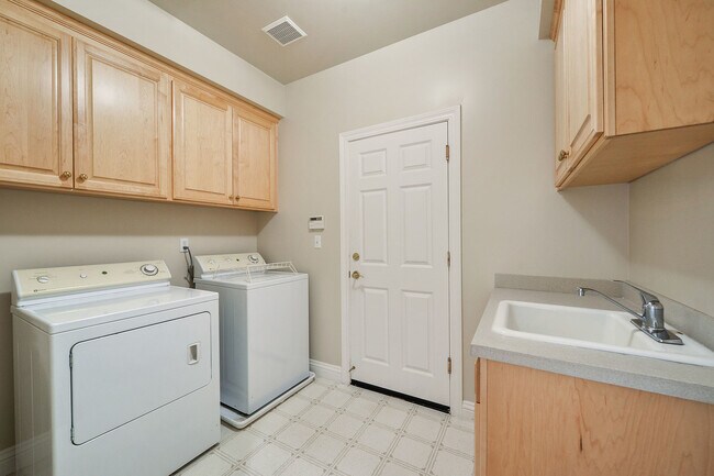 Building Photo - Luxury 4 bedroom/3 bathroom home in Menlo ...