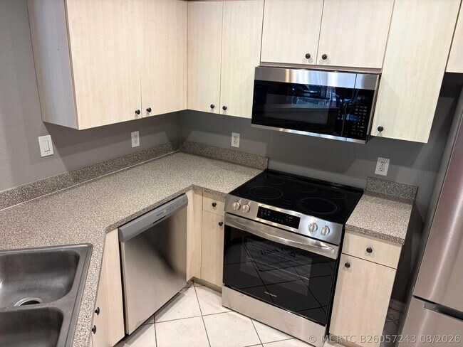 Building Photo - 1801 N Flagler Dr