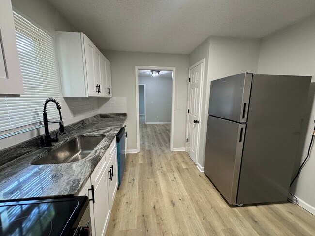Building Photo - 3bed/2bath freshly renovated home!