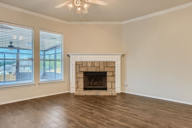 Building Photo - Large Home with Gorgeous Pool & Sunroom!!!