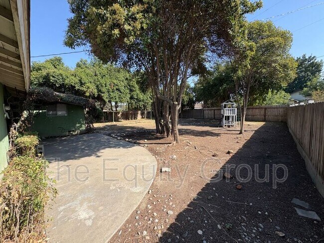 Building Photo - 542 S Redwood St