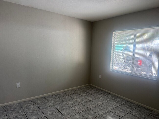 Building Photo - 925 33rd Ave W