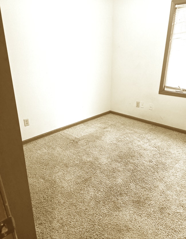 Building Photo - Great 3 Bed 2 Bath 2 Car Garage Split Level Duplex- Pets ok!