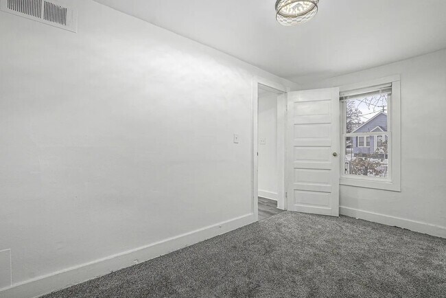 Building Photo - 1187 Langeland Ave