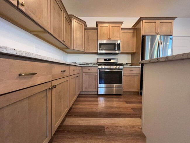 Building Photo - Beautiful Townhouse!